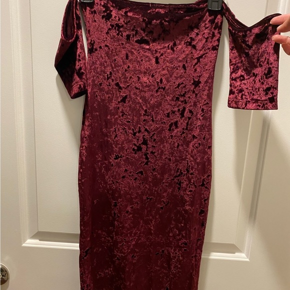 Burgundy crushed velvet off the shoulder dress - Picture 7 of 7